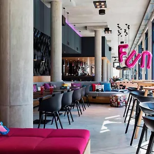 Moxy Vienna Airport Отель Швехат